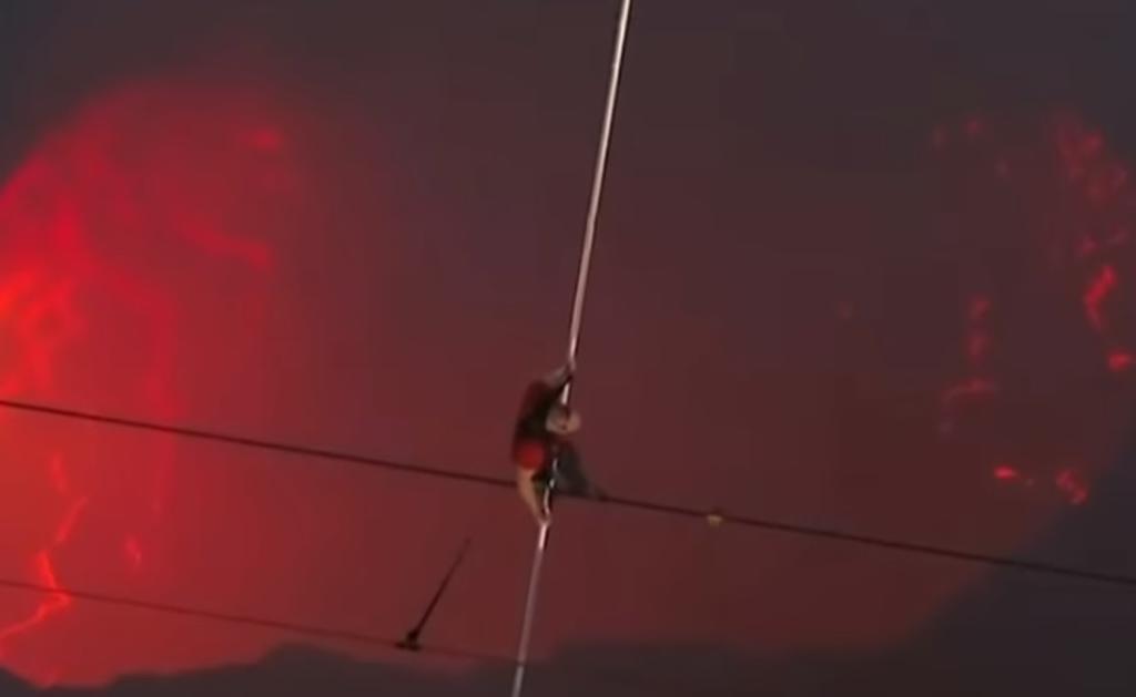 VIRAL: Acróbata cruza volcán nicaragüense Masaya sobre un cable