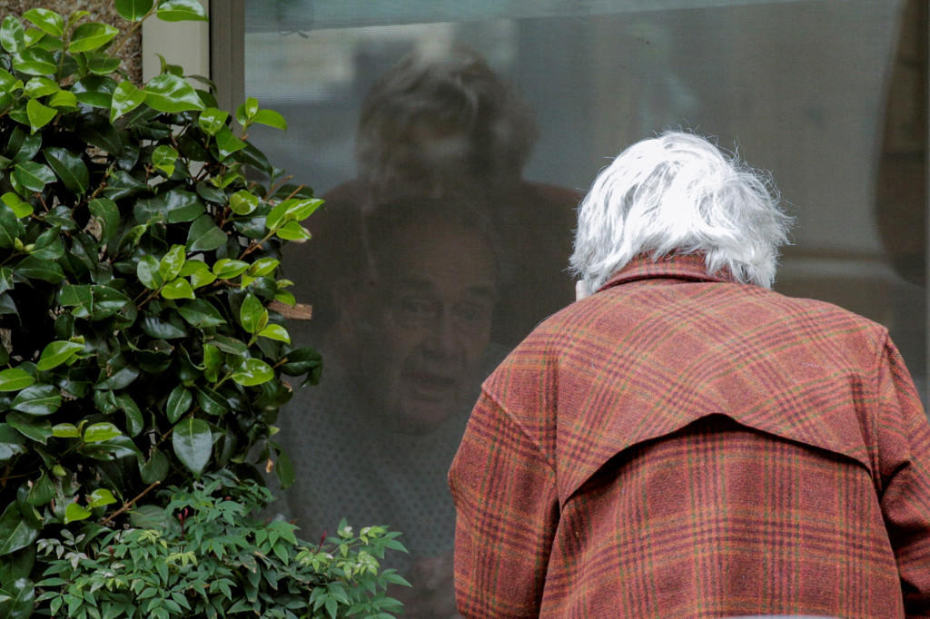 Conmueve imagen de anciana visitando a su esposo en cuarentena