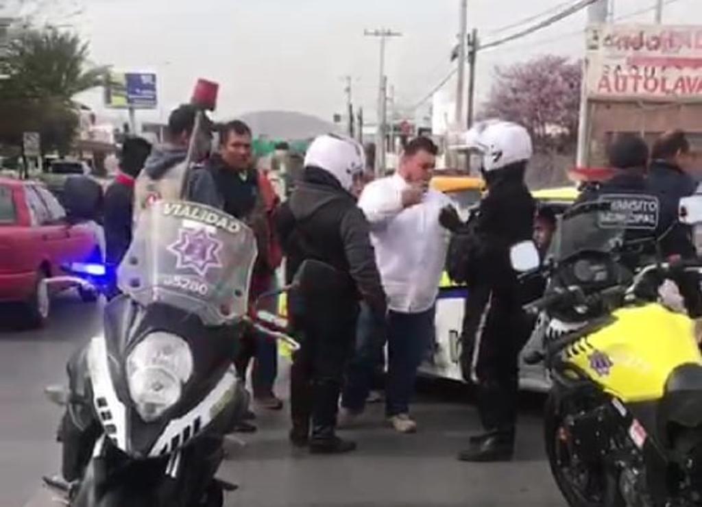 Se registra conato de bronca entre taxistas y estudiantes de la UAdeC en Torreón