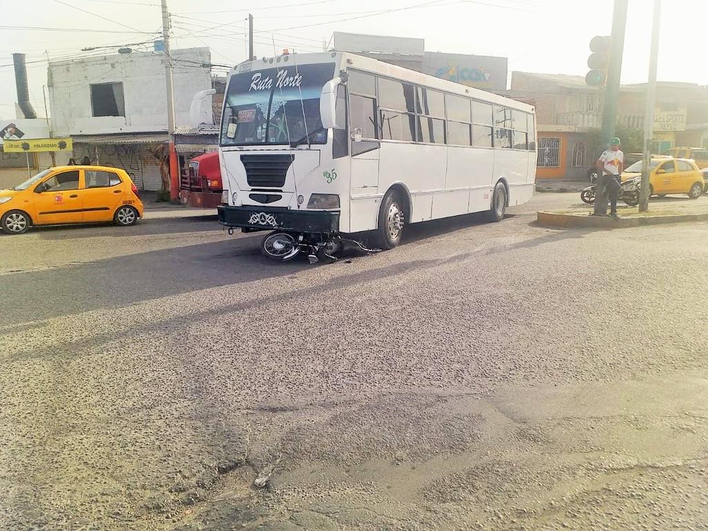 Autobús arrolla a motociclista en la colonia Abastos de Torreón