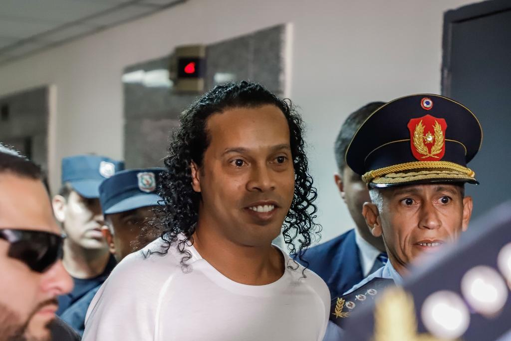 Ordenan detención de Ronaldinho en Paraguay por usar pasaporte falso