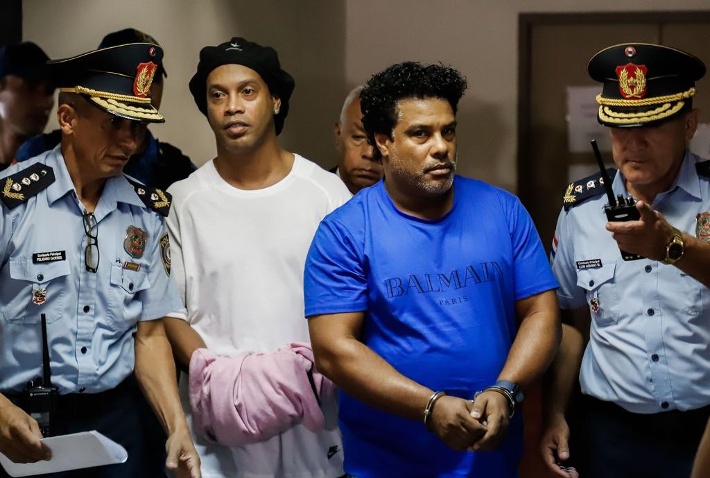 Dictan prisión preventiva a Ronaldinho en Paraguay