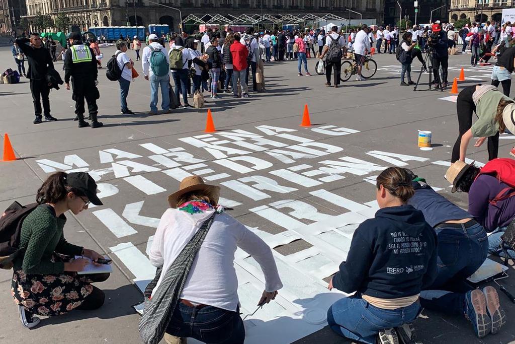 Pintan en Zócalo nombres de mujeres asesinadas en México