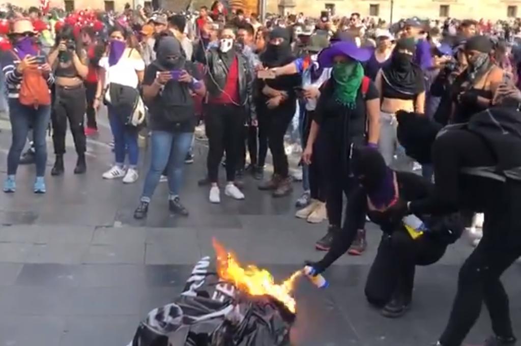 Mujeres prenden fuego frente a Catedral