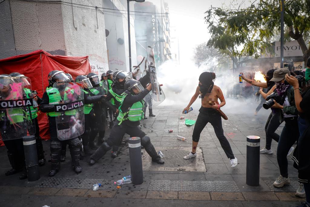 Policías rocían gas pimienta a manifestantes