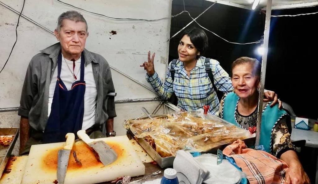 Aplauden en redes a pareja de abuelitos que venden tacos en Michoacán