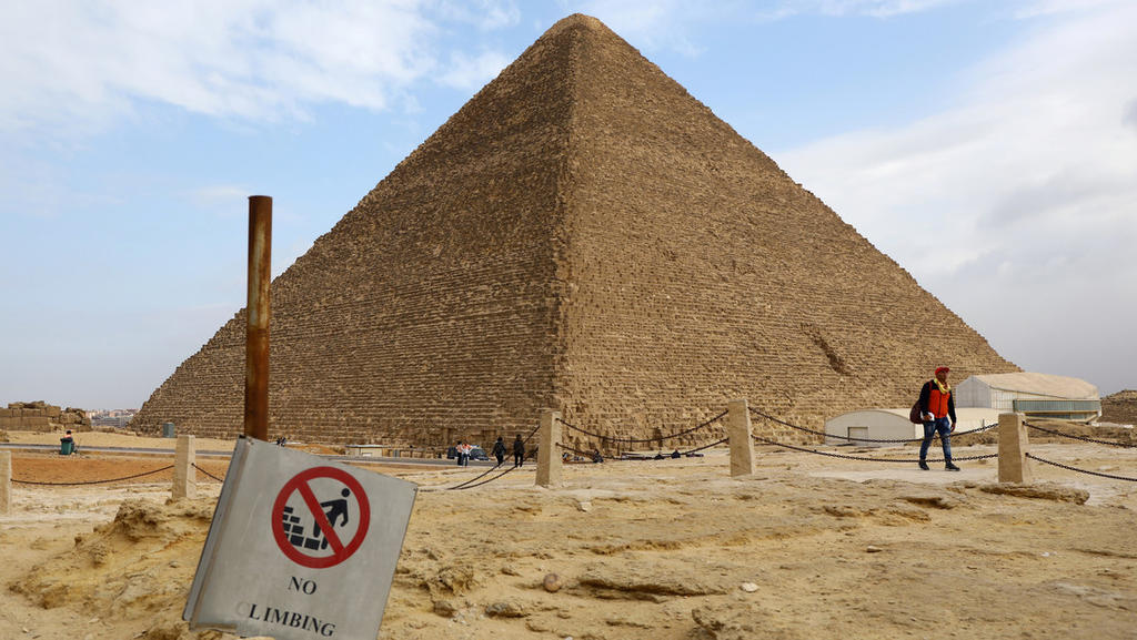 Joven se suicida aventándose de una pirámide de Guiza