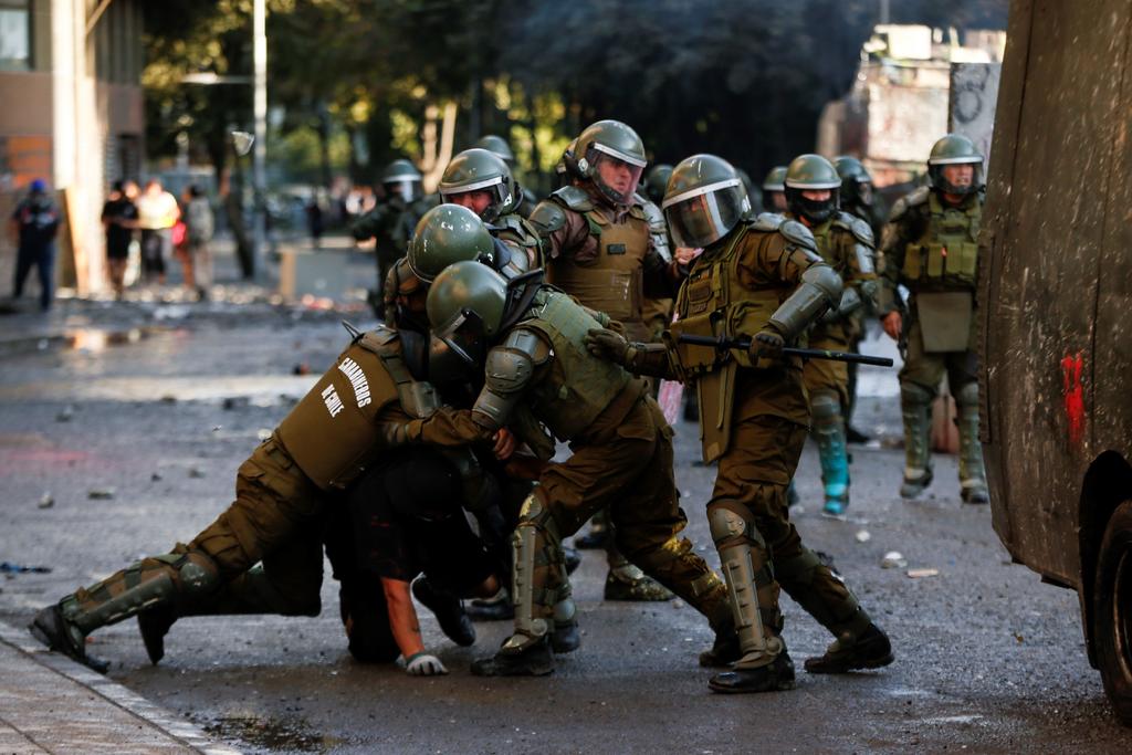 Golpiza a adulto mayor reanuda debate sobre el exceso de fuerza policial en Chile