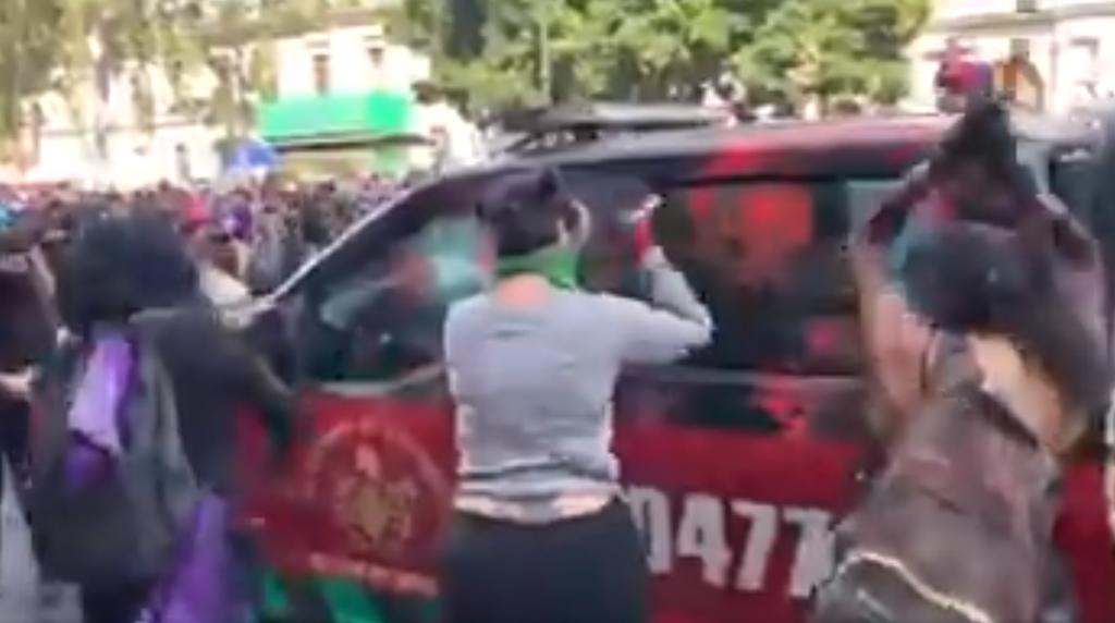 Manifestantes feministas destrozan camioneta de bomberos durante 8M