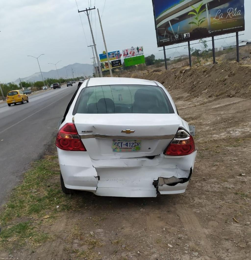 Joven conductora sufre aparatoso accidente en la Torreón-San Pedro