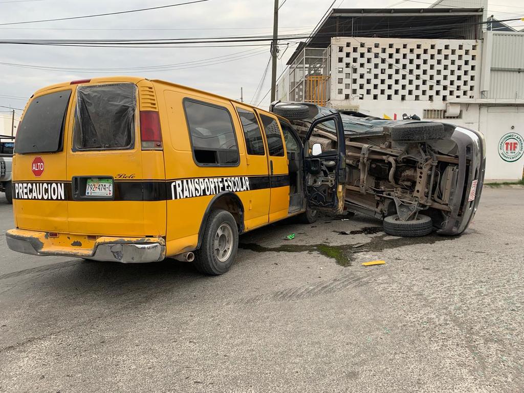 Conductor se impacta contra camioneta de transporte escolar en Torreón