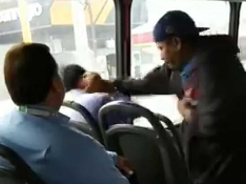 VIDEO: Bajan a golpes a hombre que acosaba a chica en autobús