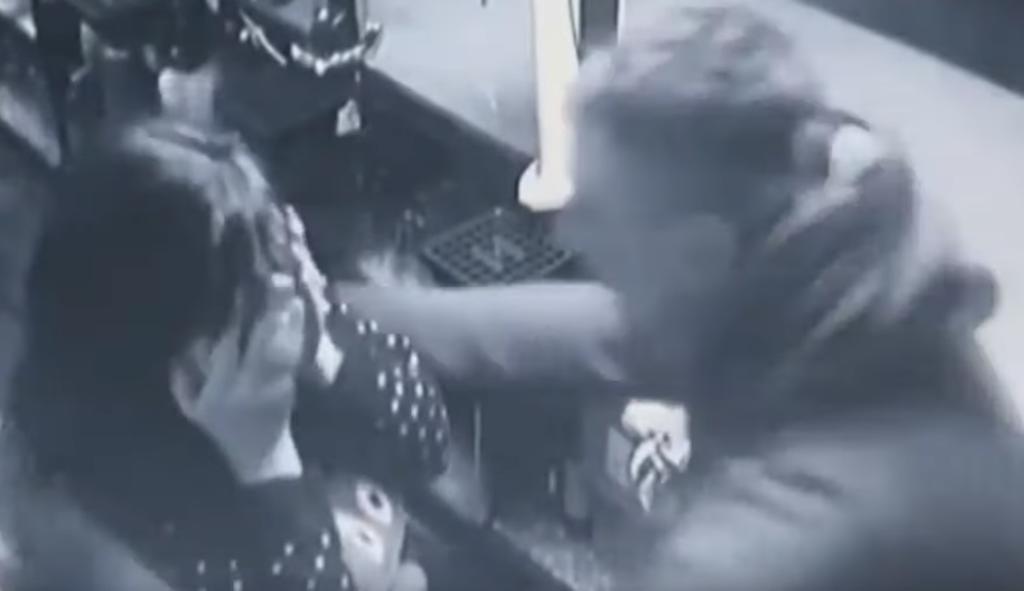 VIDEO: Hombre abraza a mujer tras intentar asaltarla con arma de fuego
