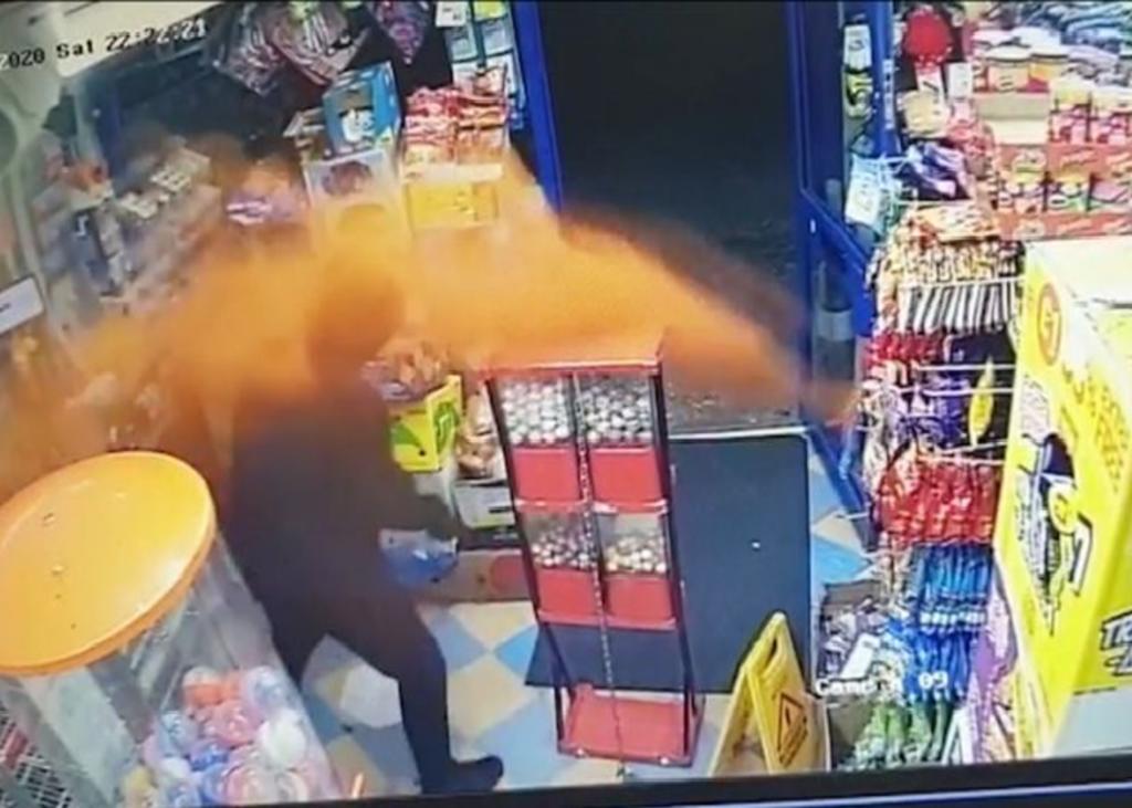 Vendedor combate a ladrón con chile en polvo