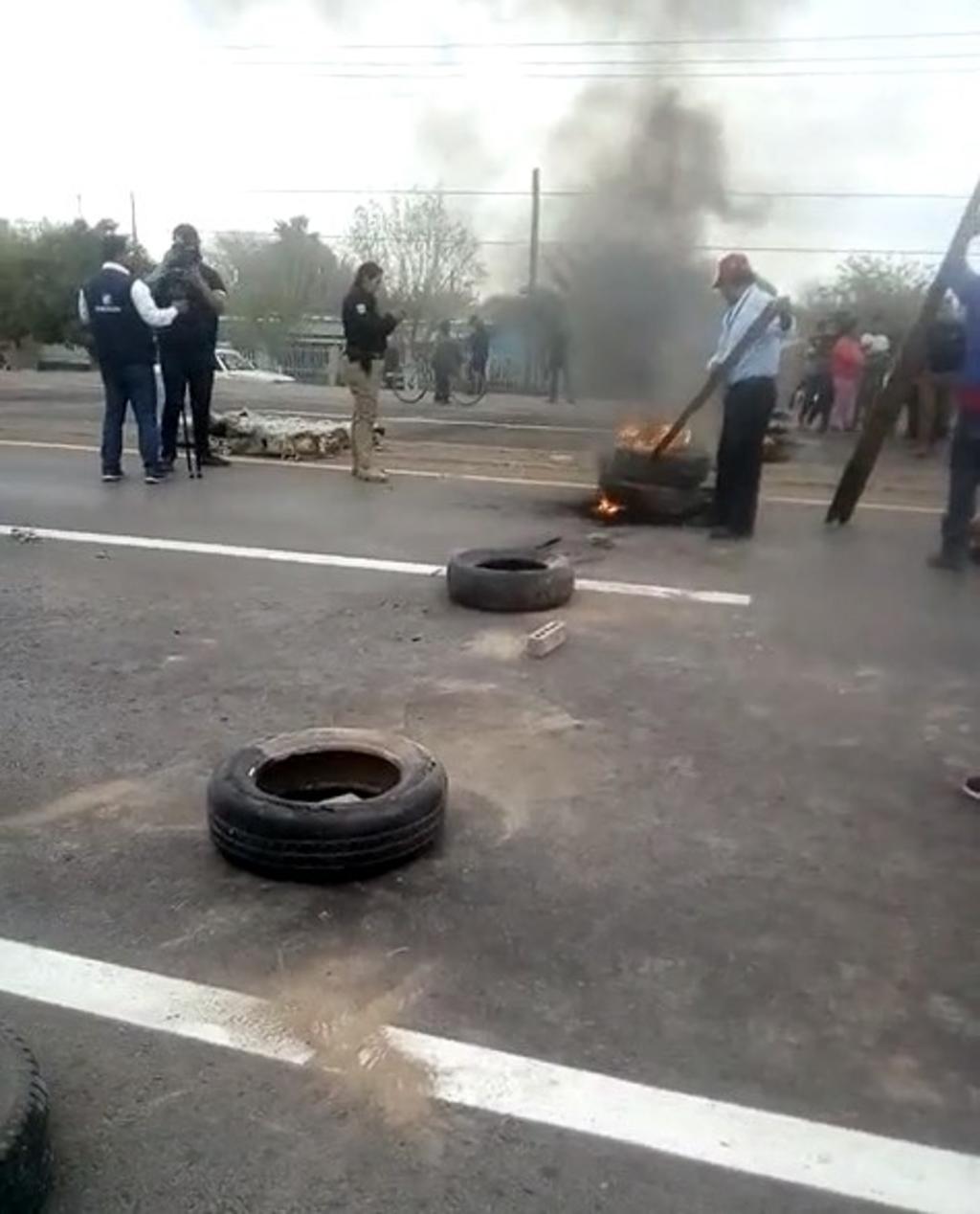 Denuncian interrupción violenta de bloqueo en carretera Torreón-San Pedro