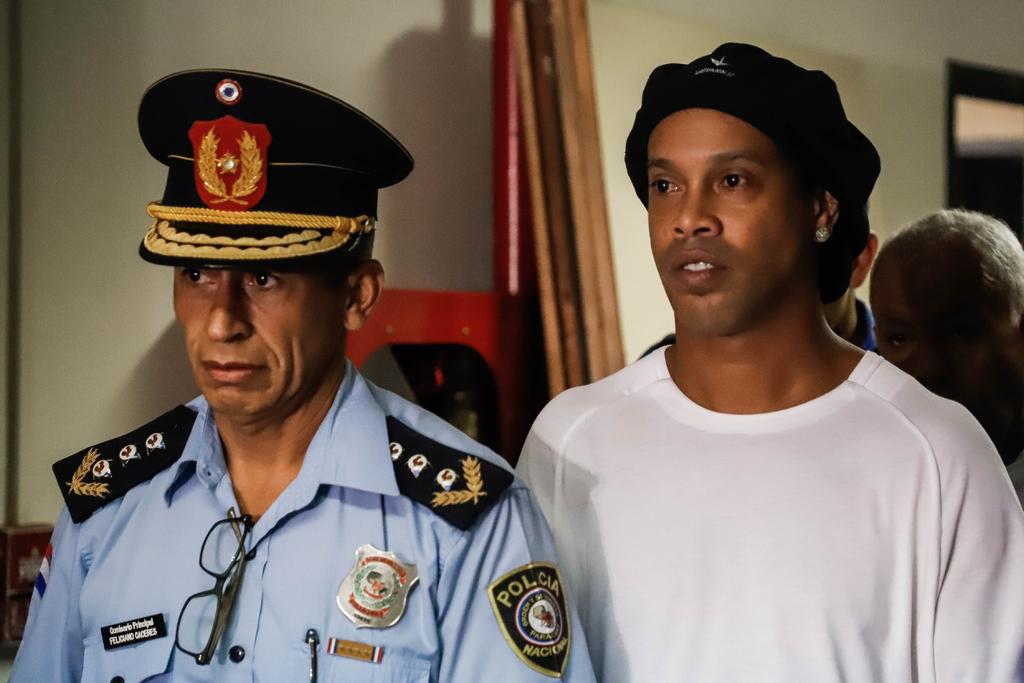 Rechazan apelación de Ronaldinho y seguirá en prisión preventiva
