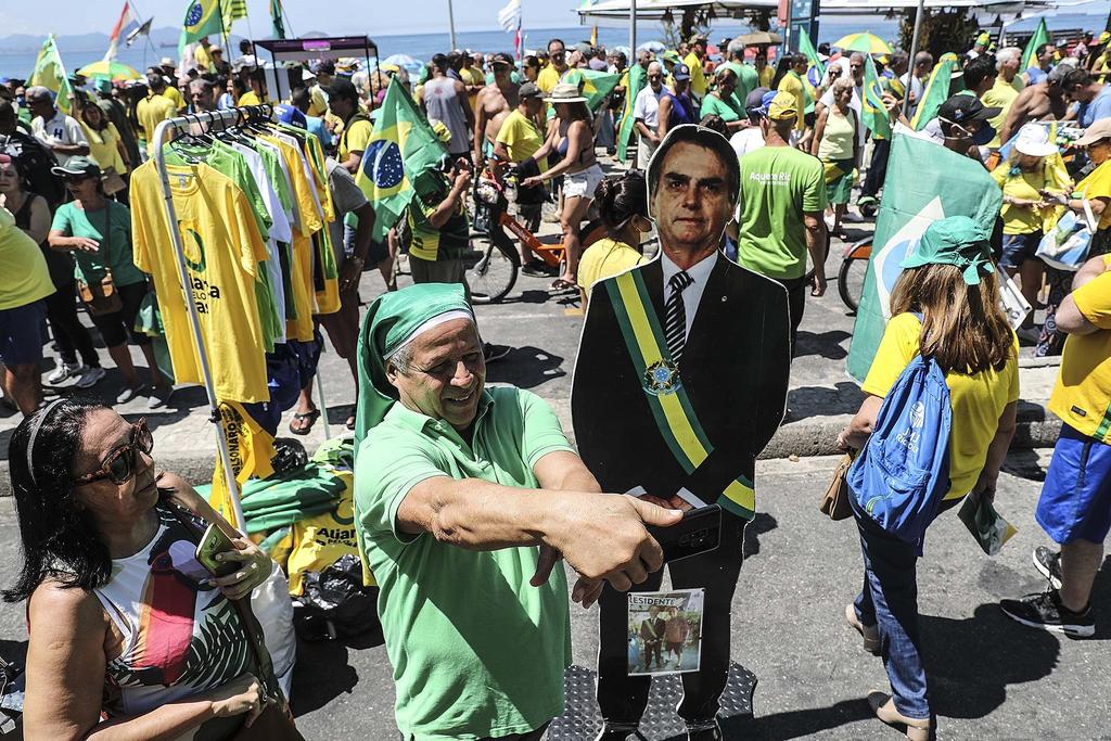 Pese al COVID-19, marchan cientos de partidarios de Bolsonaro en Brasil