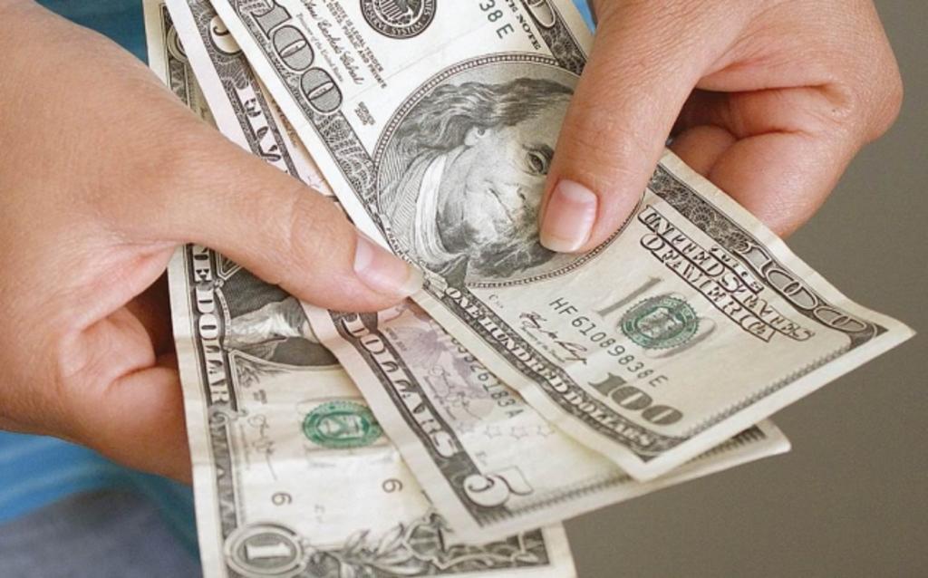 Dólar supera los 23 pesos por primera vez en su historia