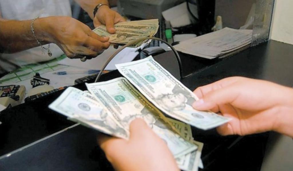 Abren bancos con venta del dólar en 23.24 pesos