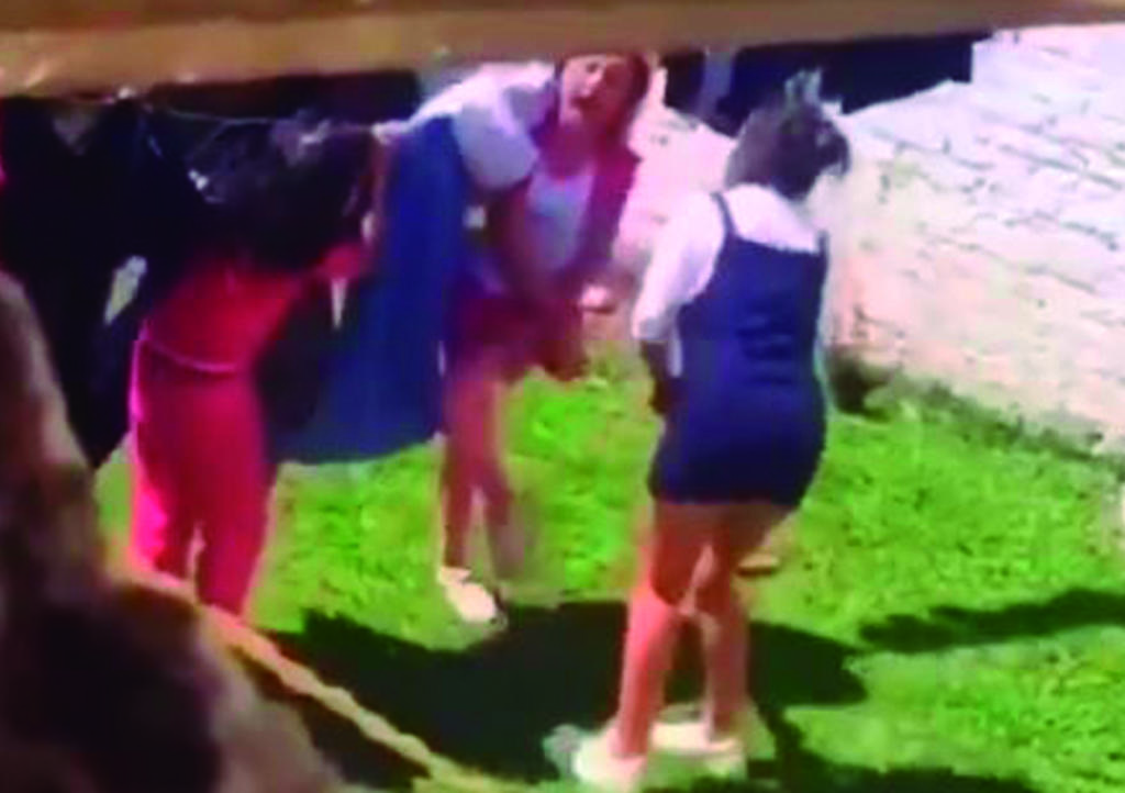 VIDEO: Mamá golpea con un palo a sus hijas por matar a un conejo