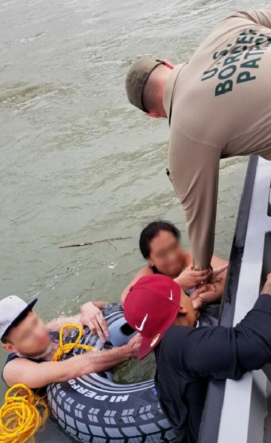 Rescata Patrulla Fronteriza a familia de migrantes en el río Bravo