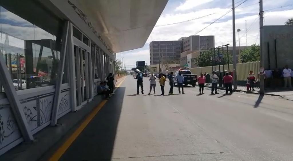 Familiares de pacientes de la clínica 16 del IMSS en Torreón bloquean bulevar por falta de insumos