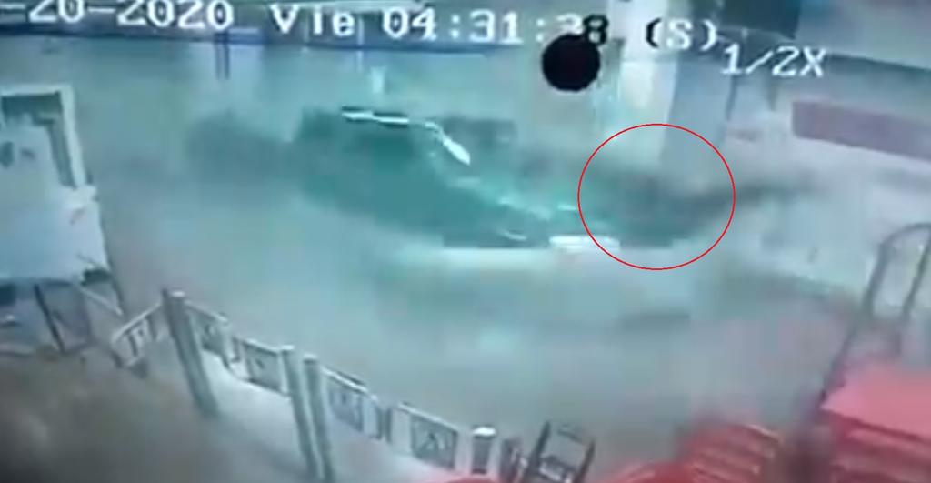 VIDEO: Mujer es arrollada por camioneta en supermercado de Tecámac