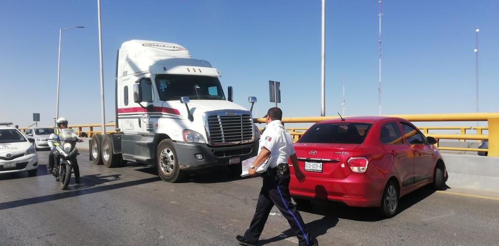 Joven conductora intenta rebasar tráiler y choca en Torreón