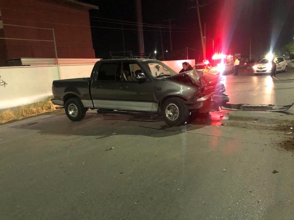 Camioneta derriba un poste en Torreón