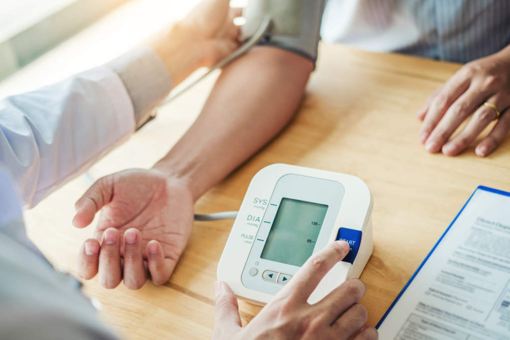 ¿Cómo se regula la presión arterial?
