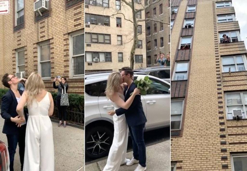 Ofician boda desde una ventana en las calles de Nueva York