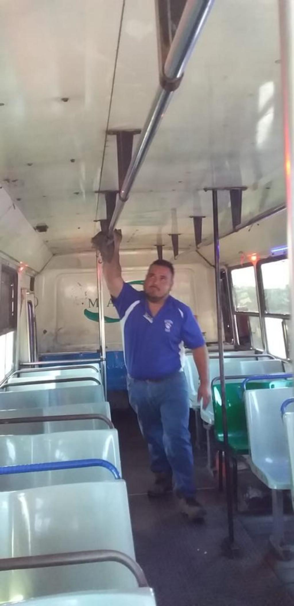 Desinfectan transporte colectivo en Monclova