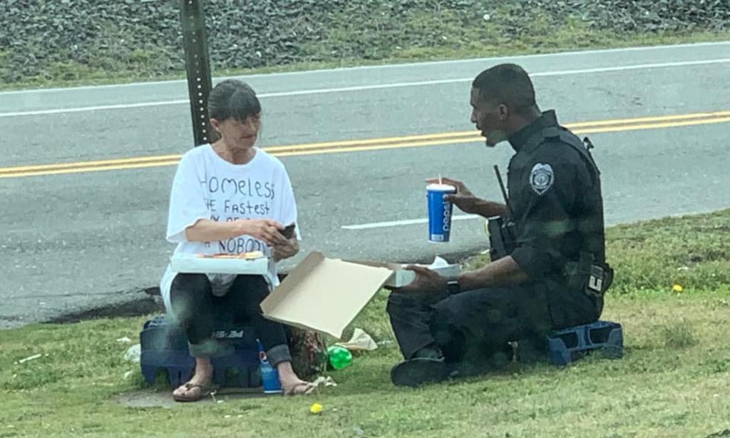 VIRAL: Policía conquista al compartir pizza con mujer indigente