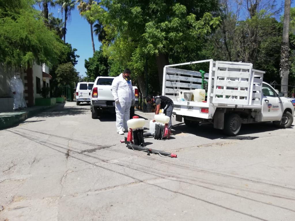 Sanitizan edificios y espacios públicos de Torreón ante contingencia por COVID-19