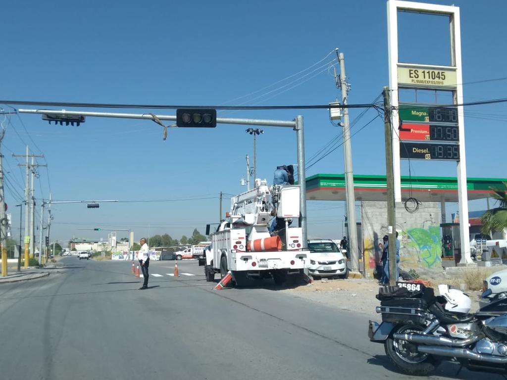 Instalan nuevo crucero semaforizado en Torreón