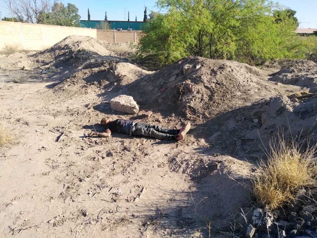Hallan a joven sin vida en lote baldío en Torreón