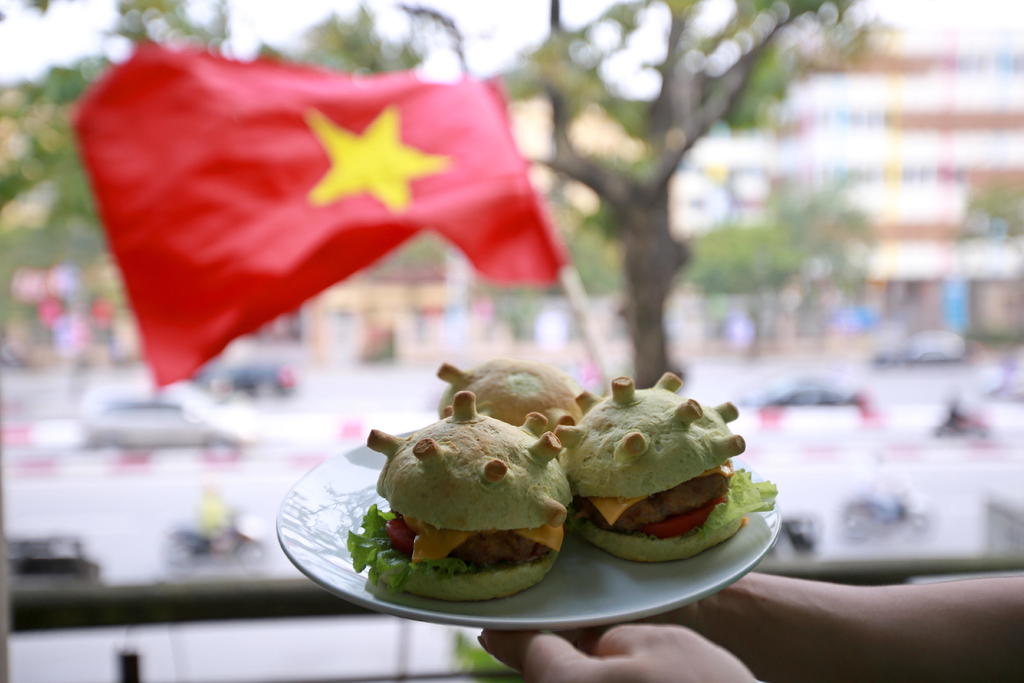 Crean hamburguesas con forma de coronavirus en Vietnam