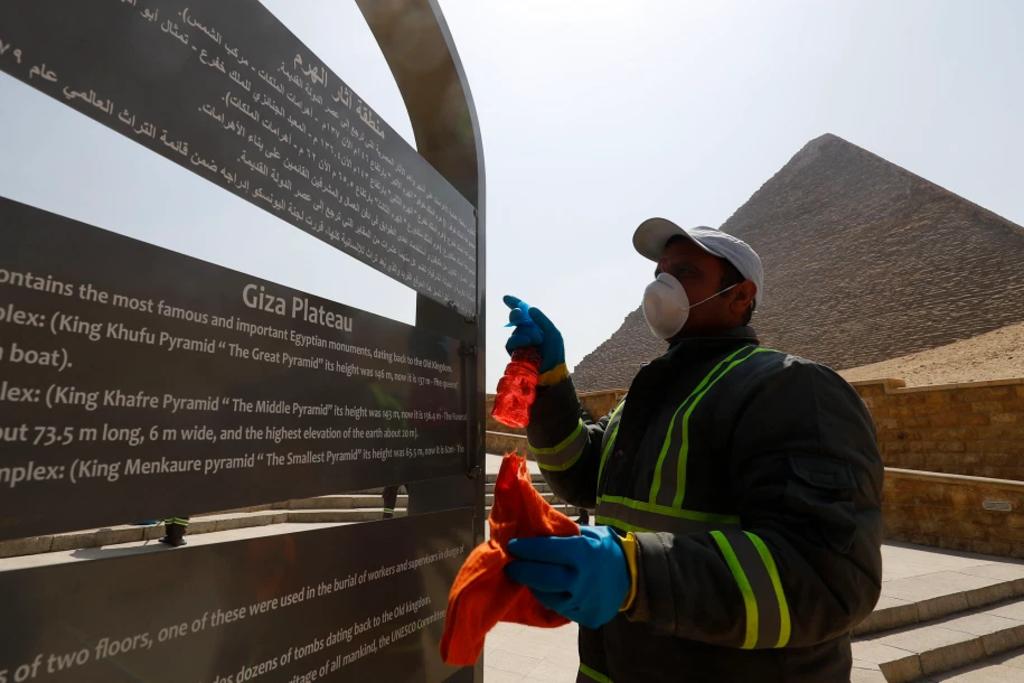 Egipto limpia la zona de las pirámides aprovechando que no hay turismo
