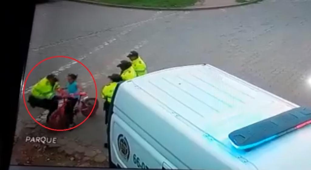 VIRAL: Niña pierde el control y atropella a policía con su bicicleta