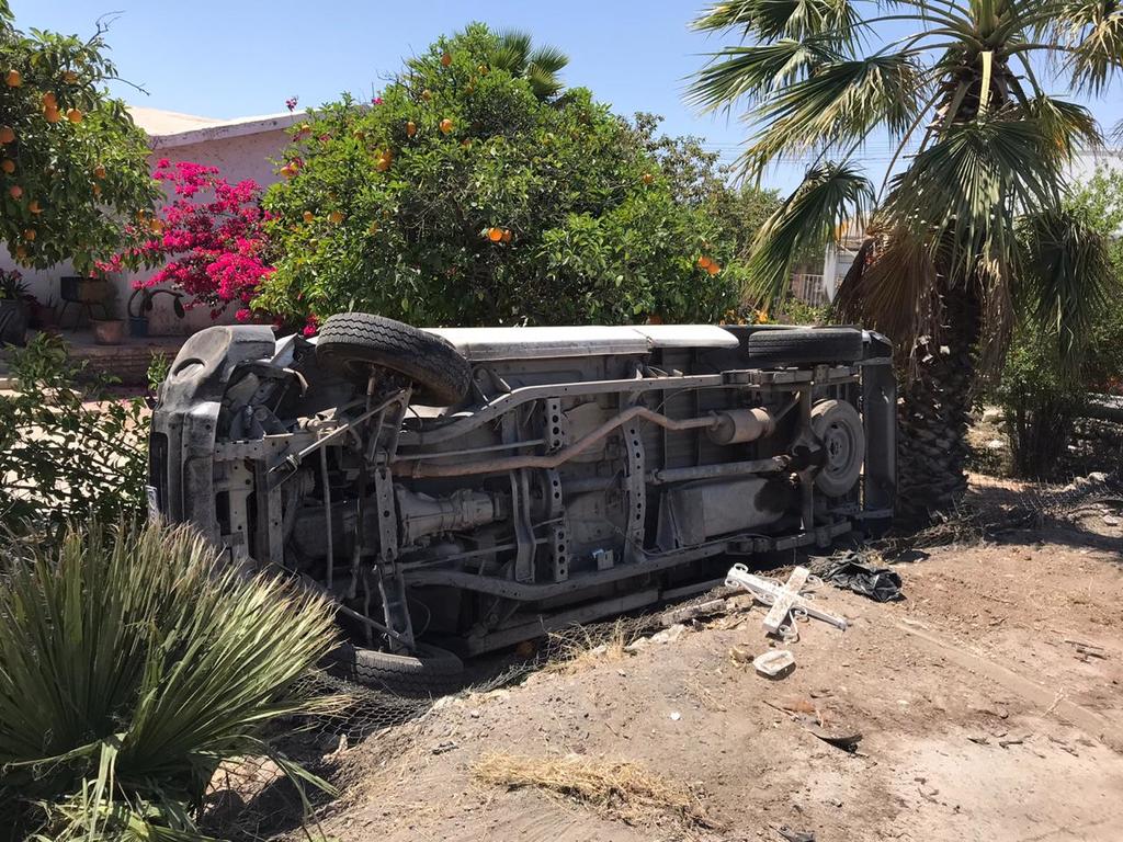 Vuelca camioneta dentro de vivienda en bulevar Torreón-Matamoros