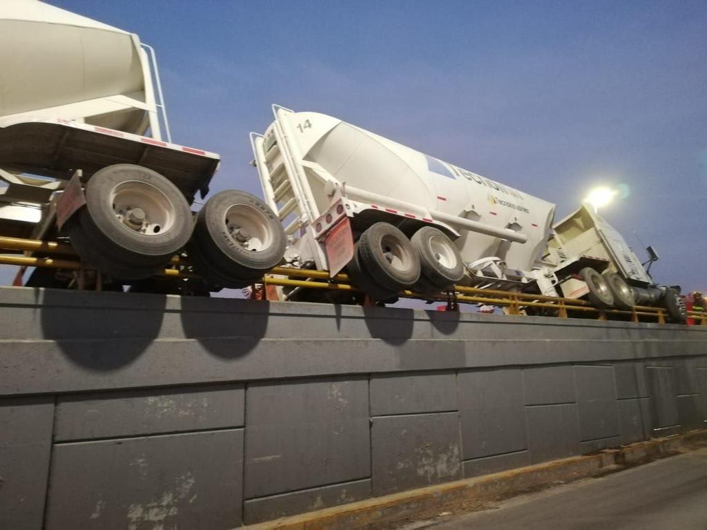 Trailero choca contra muro de puente en Torreón
