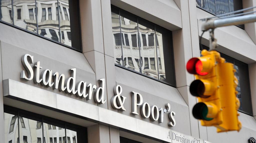 Standard and Poor's baja calificación a 38 entidades financieras