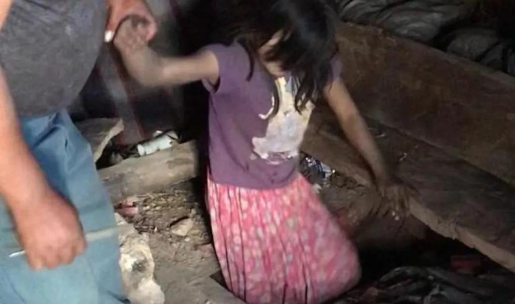 Rescatan a niña de 9 años que estaba encerrada en un hoyo bajo su cama