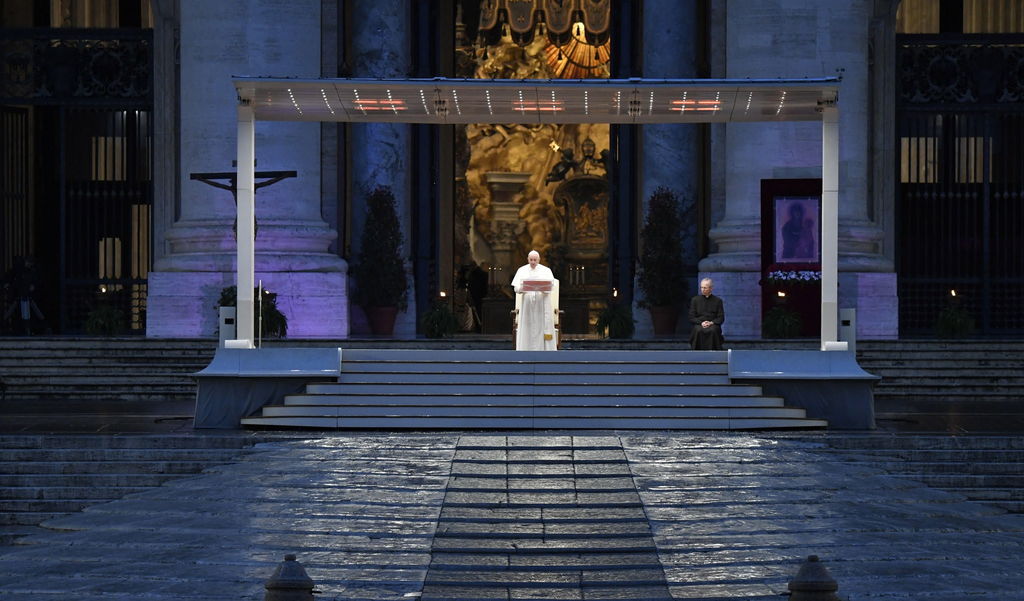 Papa Francisco bendice al mundo en soledad