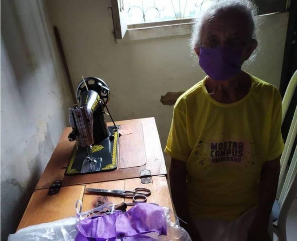 Bernarda, la mujer de 87 años que cose cubrebocas y los regala