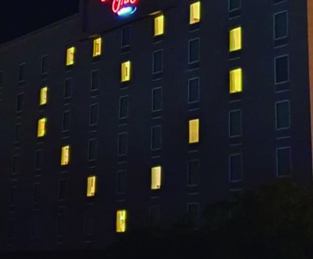 Hotel de Torreón ilumina un corazón en sus habitaciones ante COVID-19