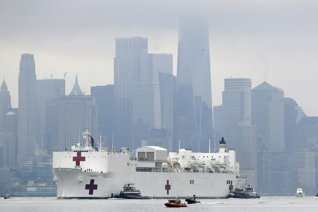 Llega buque hospital a Nueva York para reforzar la lucha contra COVID-19