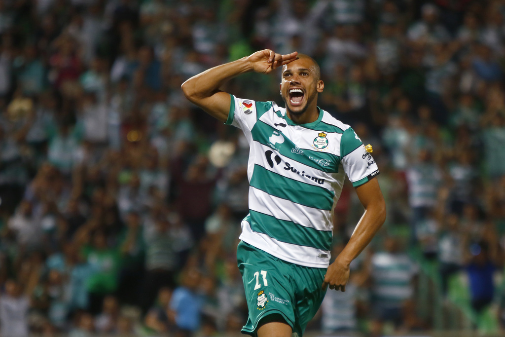 Matheus Dória aporta en defensa y con goles