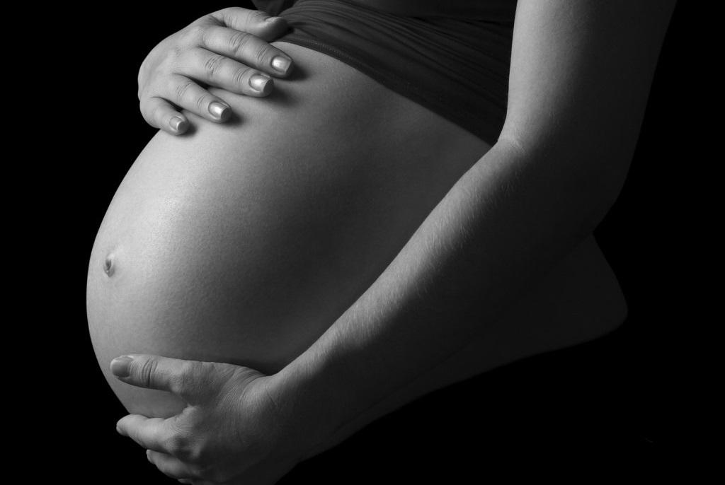 Fallece embarazada con COVID-19 y su bebé durante cesárea