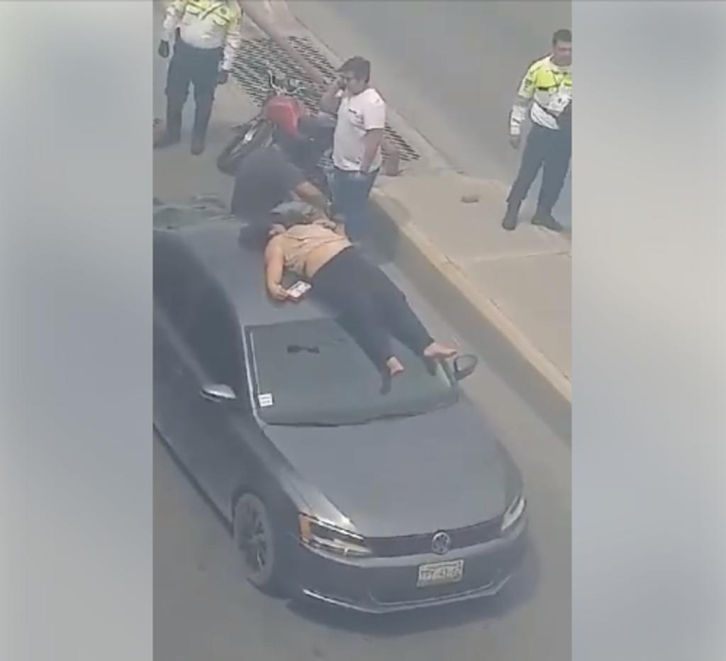 Mujer embarazada termina sobre toldo de vehículo en Torreón